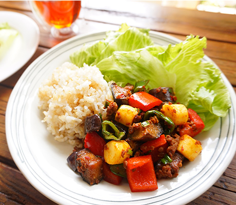 スタミナ満点！夏野菜とチーズのピリ辛肉味噌炒め