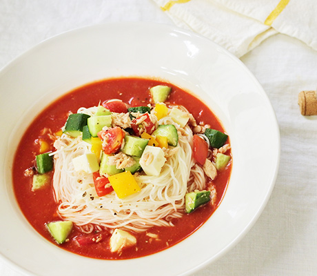 夏バテ解消！夏野菜とチーズのトマトスープそうめん